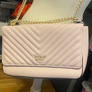 NWT, Victoria's Secret Pink Chevron Crossbody Bag W/ 42" Gold Metal Strap